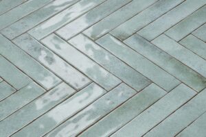 Wandtegel Gem Aquamarijn 5x25 in visgraatverband | Sanimaster