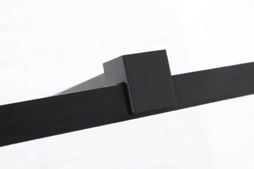 Close-up van een zwarte douchedeur.