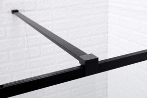 Detail van een zwarte metalen steunbalk bevestigd aan een glazen douchewand.