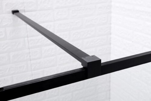 Detail van een zwarte metalen steunbalk bevestigd aan een glazen douchewand.