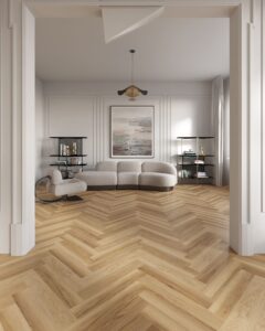 Een woonkamer met een bank, lamp kleine kasten met visgraatverband tegels dat lijkt op eiken hout van Sanimaster