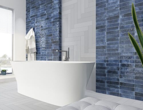 Sfeerfoto in een badkamer met een bad met de Brunei Azul tegels van Sanimaster