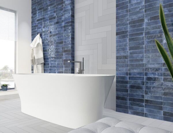Sfeerfoto in een badkamer met een bad met de Brunei Azul tegels.