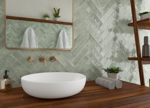 Sfeerfoto in een badkamer van Brunei Sage tegels in visgraatverband van Sanimaster