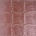 Wandtegel Bordeaux Metallic 13x13 Close-up van negen vierkante, matte, donkerroze tegels die samen een vierkant patroon vormen.