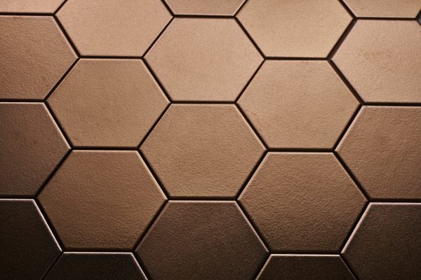 Hexagon tegels in de kleur brons.
