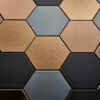 Hexagon tegels gelegd in een wildverband met de kleuren: grijs, goud, zwart en brons.