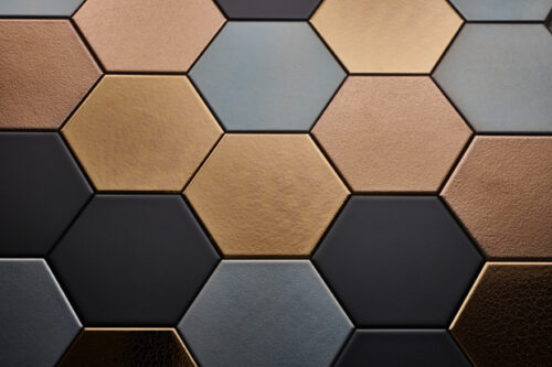 Hexagon tegels gelegd in een wildverband met de kleuren: grijs, goud, zwart en brons.
