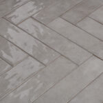 Licht zilver glanzende visgraat tegels 2 | Wandtegel Lord Zilver 7,5x30 | Sanimaster