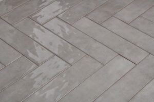 Licht zilver glanzende visgraat tegels 2 | Wandtegel Lord Zilver 7,5x30 | Sanimaster