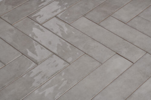 Licht zilver glanzende visgraat tegels 2 | Wandtegel Lord Zilver 7,5x30 | Sanimaster