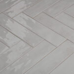 Nissel wit glanzende visgraat tegels 2 | Wandtegel Nissel Wit 7,5x30 | Sanimaster