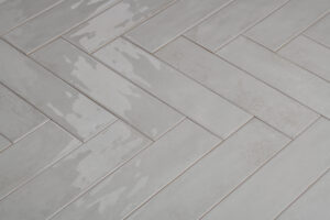 Nissel wit glanzende visgraat tegels 2 | Wandtegel Nissel Wit 7,5x30 | Sanimaster