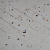 Witte visgraat tegels met graffiti stippen 2 | Wandtegel Terrazzo Mat Grijs 7,5x30 | Sanimaster
