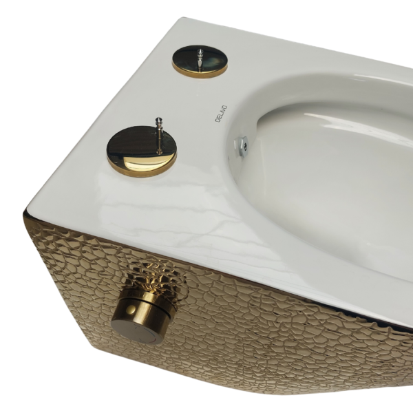 Gouden toilet met een krokodillen patroon en een witte toiletbril van Sanimaster