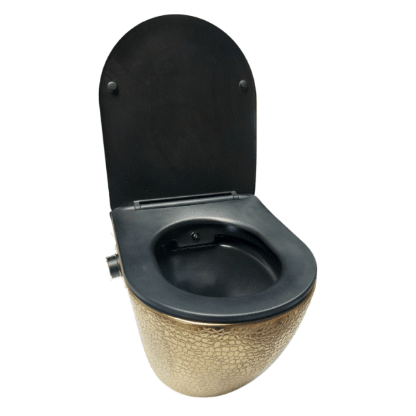 Gouden toilet met een krokodillen patroon en een zwarte toiletbril van Sanimaster