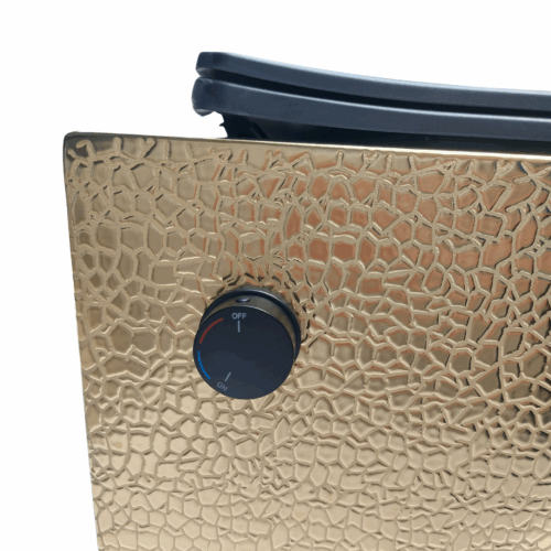 Gouden toilet met een krokodillen patroon en een zwarte toiletbril van Sanimaster