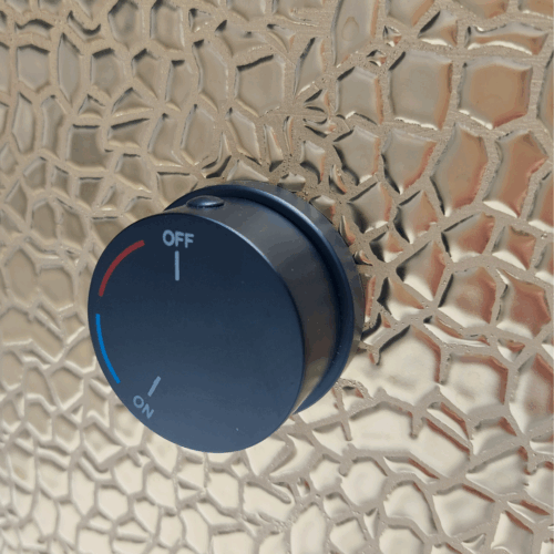 Gouden toilet met een krokodillen patroon en een zwarte toiletbril van Sanimaster