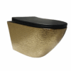 Gouden toilet met een krokodillen patroon en een zwarte toiletbril van Sanimaster