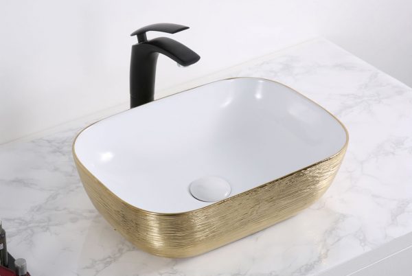 Waskom geborsteld goud Marmeren blad met een wit en gouden wasbak en zwarte kraan.
